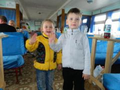 На теплоходе музыка играет ...